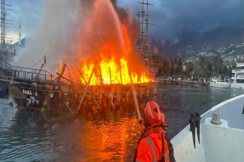 ALANYA'DA LİMANDA TEKNELERDE YANGIN