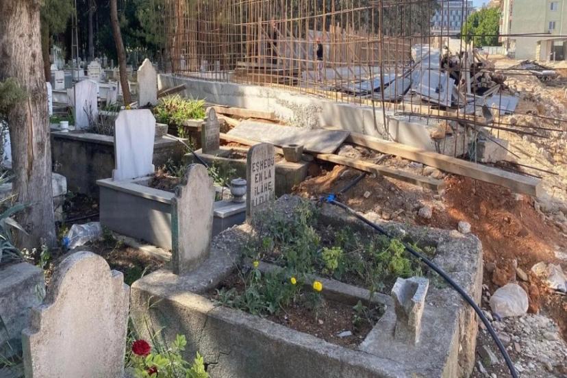 ANDIZLI MEZARLIĞI’NDA KAFALARI KARIŞTIRAN KARAR