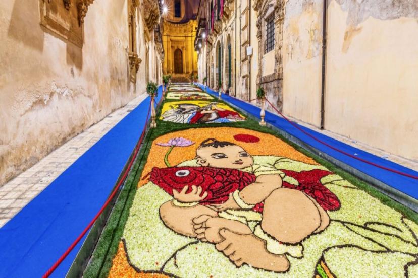 ANTALYA ÇİÇEK DESENLERİ GÜNLERİ’NDE GENÇLER YARIŞIYOR 