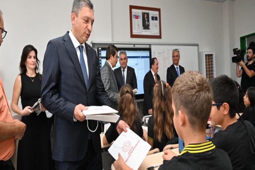 ANTALYA’DA 526 BİN 145 ÖĞRENCİ İÇİN İLK ZİL ÇALDI