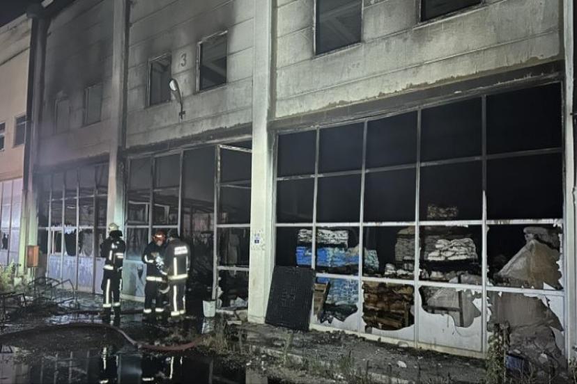 ANTALYA'DA FABRİKADA  YANGIN 