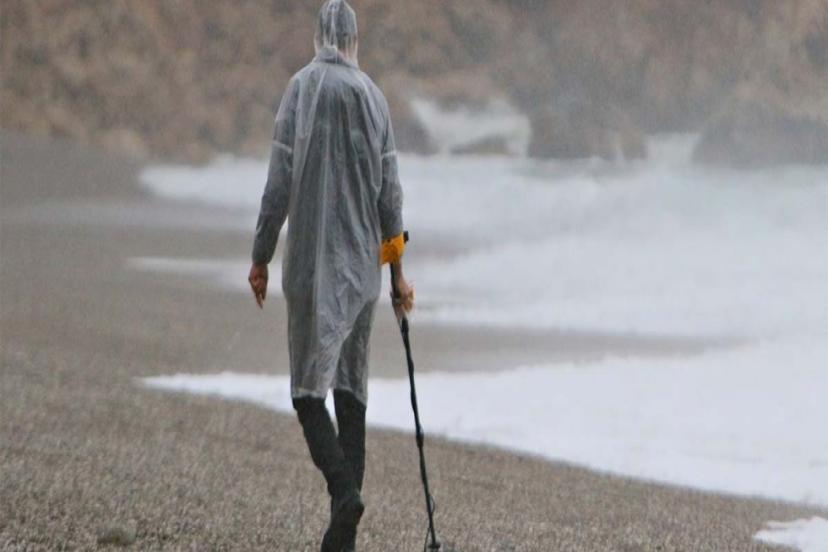 ANTALYA'DA FIRTINAYI FIRSAT BİLEN DEFİNE AVCILARI İŞ BAŞINDA