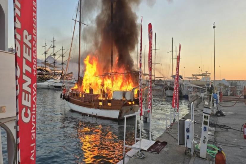 ANTALYA'DA GEZİ TEKNESİ YANDI