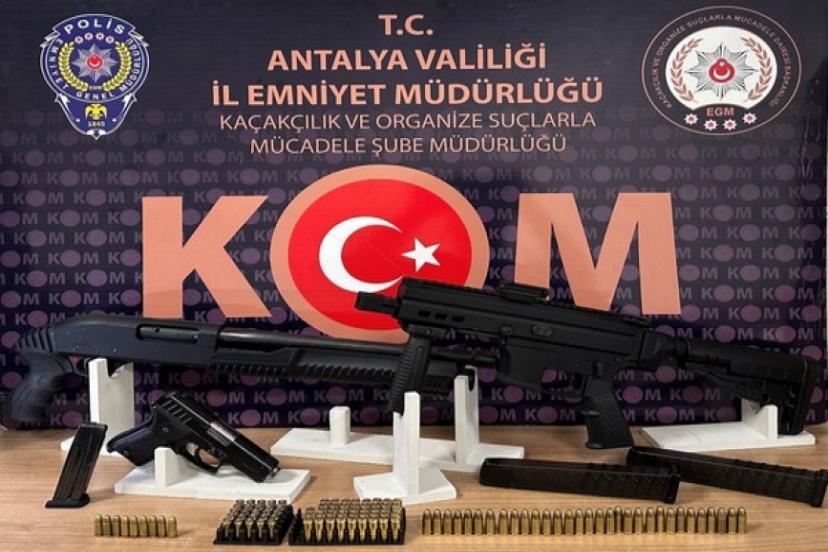 ANTALYA'DA KAÇAK SİLAH OPERASYONU