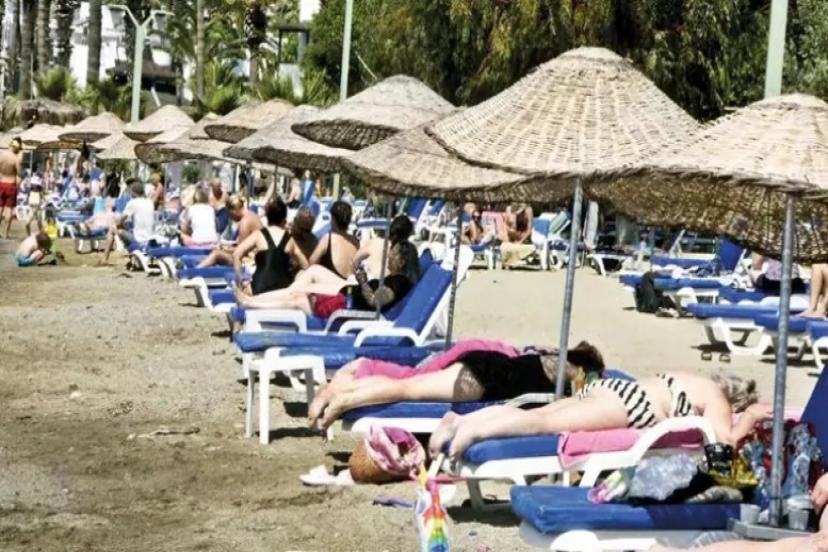 ANTALYA' DA TATİLCİLER DENİZDE