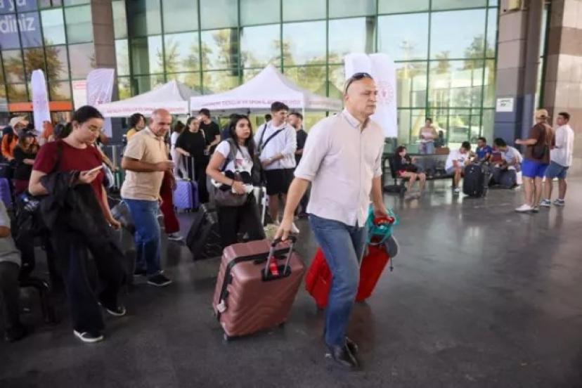 ANTALYA'DA ÜNİVERSİTELİ GENÇLERE ÖZEL KARŞILAMA