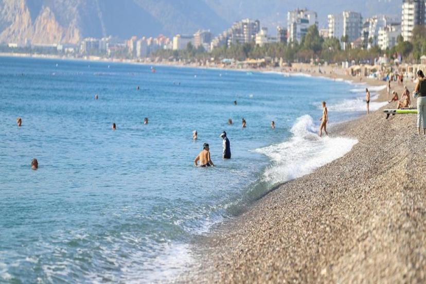 ANTALYA'DA YAZDAN KALMA GÜNLER YAŞANIYOR