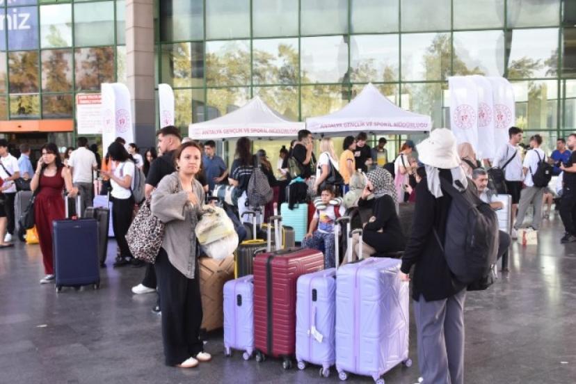 ANTALYA’DA YENİ AKADEMİK YIL HEYECANI: ÖĞRENCİLER KENTE AKIN EDİYOR