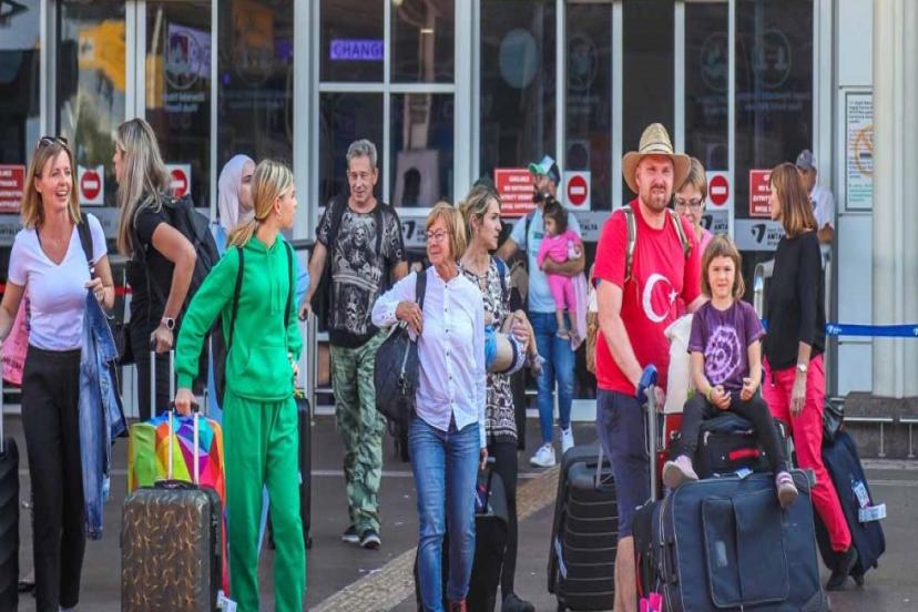 ANTALYA HAVALİMANINDA 10 AYLIK YOLCU TRAFİĞİ 35 MİLYONU GEÇTİ