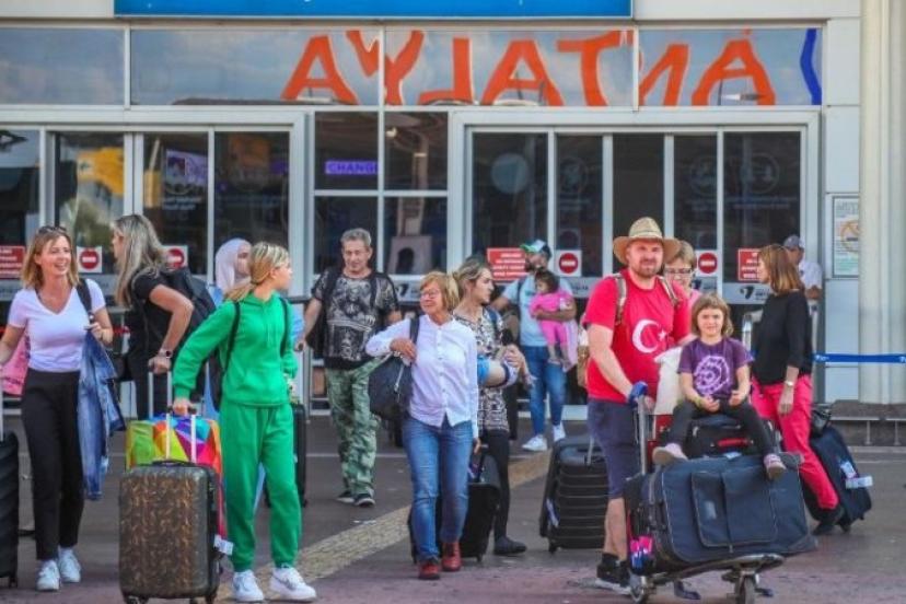 ANTALYA'YA İSRAİL VE FİLİSTİN'DEN GELEN TURİST SAYISI EŞİTLENDİ