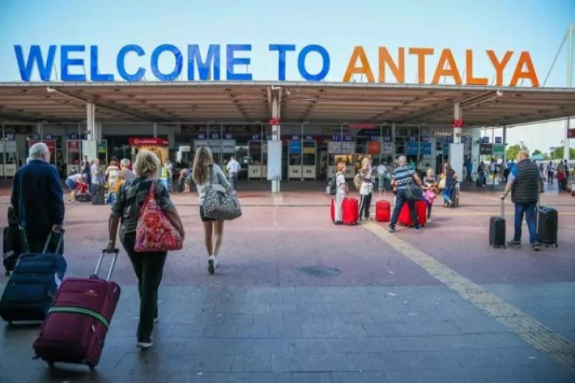 ANTALYA YENİDEN DÜNYA SAHNESİNDE: TURİZMDE TARİHİ ZİRVE