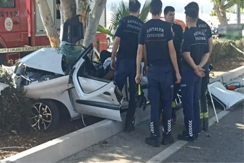 ANTALYA'DA AĞACA ÇARPARAK DURABİLDİ