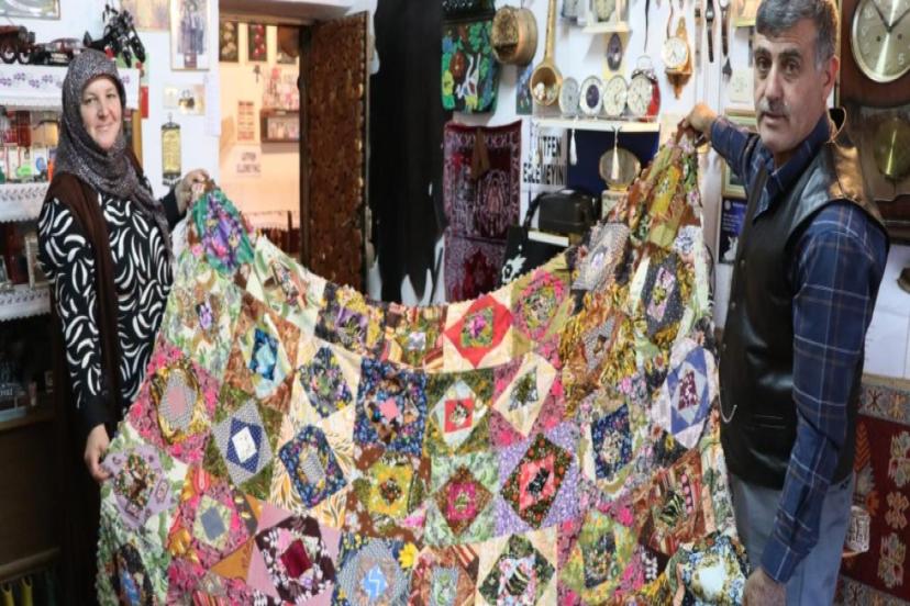 ANTİKA TUTKUNU EMEKLİ MEMUR, 35 YILDIR EŞİYLE BİRİKTİRDİĞİ EŞYALARI EVİNDE SERGİLİYOR