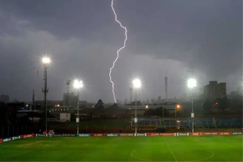 ANTRENMANA YILDIRIM DÜŞTÜ