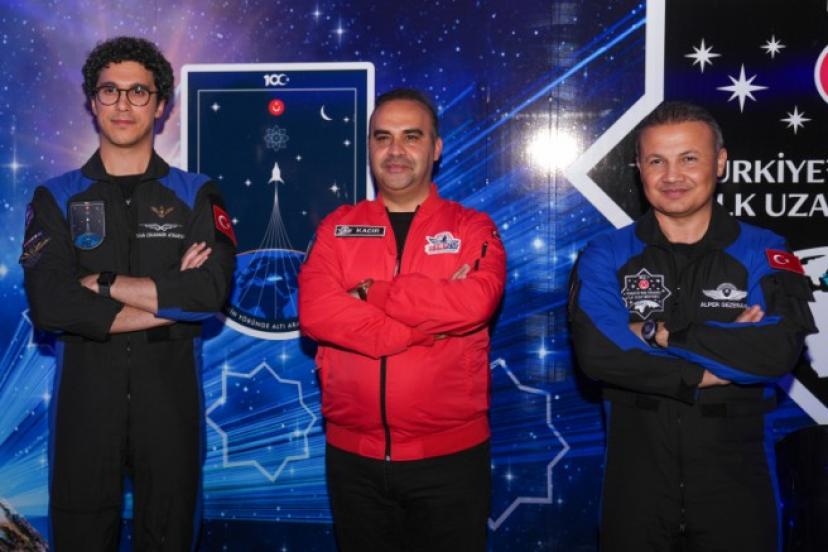 BAKAN KACIR: TÜRK MİLLETİ GÖK YÜZÜNE İMZASINI ATTI