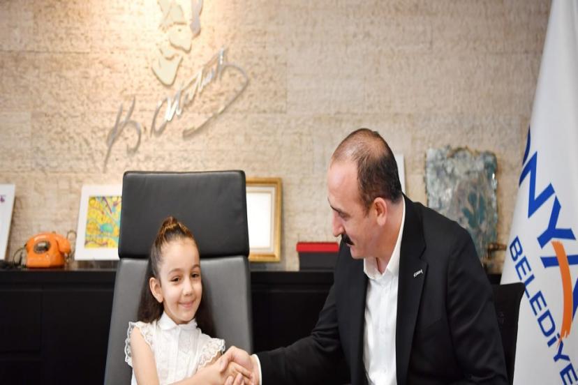 BAŞKAN KOTAN, MİNİK ZEYNEP'İN GÖNLÜNÜ ALDI 