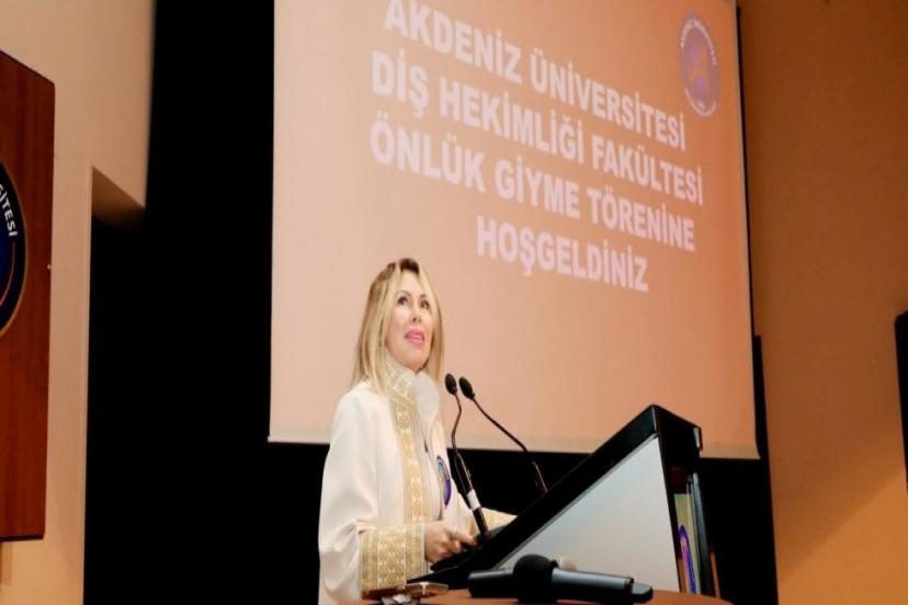 BEYAZ ÖNLÜKLERİNİ GİYDİLER...