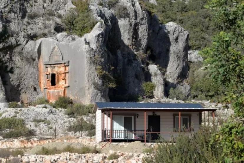 BİNLERCE YILLIK KAYA MEZARIN ÖNÜNE EV YAPTI