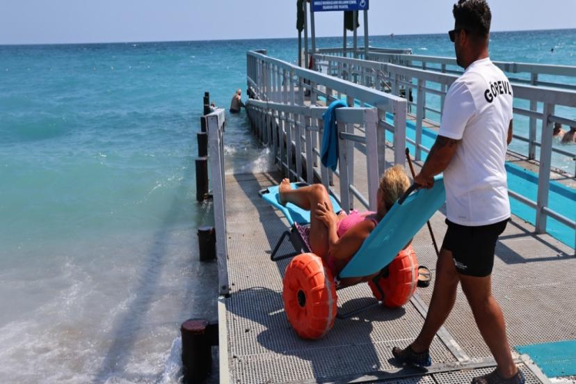 BÜYÜKŞEHİR’İN ENGELSİZ PLAJLARINA ZİYARETÇİ AKINI