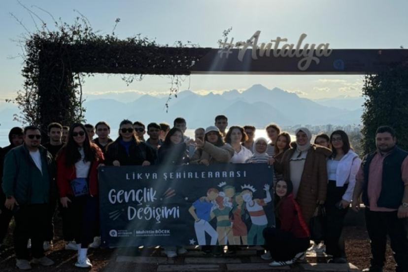BÜYÜKŞEHİR MERSİNLİ GENÇLERİ AĞIRLADI
