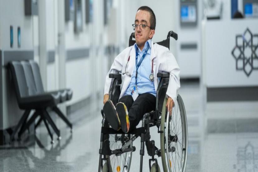 CAM KEMİK HASTASI HAMZA'NIN "DOKTORLUK" HAYALİ GERÇEK OLDU