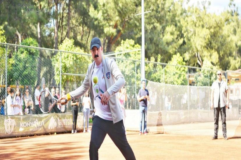 CEM KOTAN TURNUVADA TENİS OYNADI