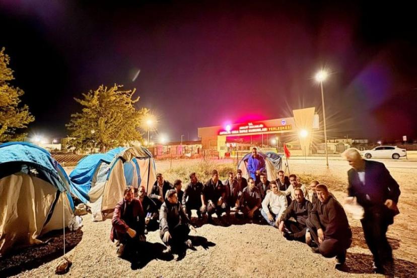 CEZAEVİ ÖNÜNDE ADALET NÖBETİ