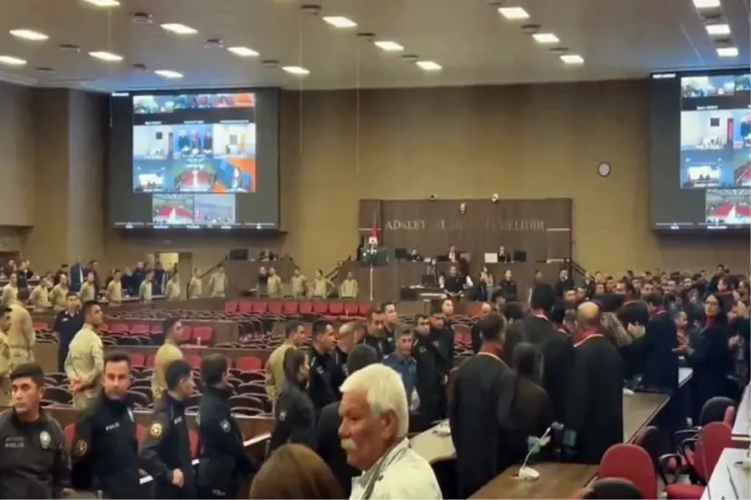 CEZAEVİ ÖNÜNDE KUŞ UÇURTULMADI