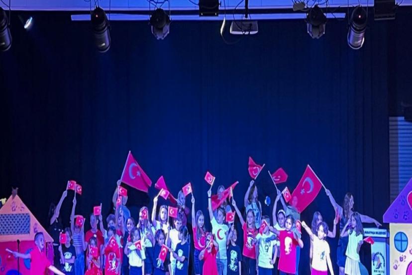 ÇOCUKLAR, ASSİM’DE SAHNEYE ÇIKTI