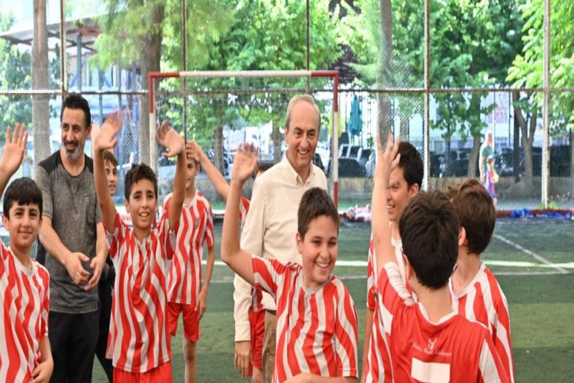 ÇOCUKLARIN İSTEKLERİNİ YERİNE GETİRDİ 