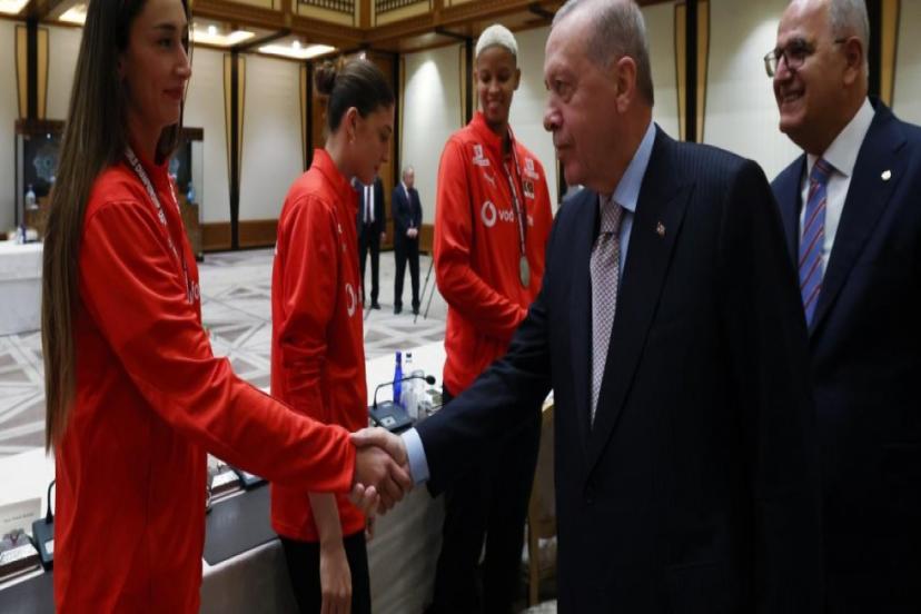 CUMHURBAŞKANI ERDOĞAN, A MİLLİ KADIN VOLEYBOL TAKIMI'NI KABUL ETTİ