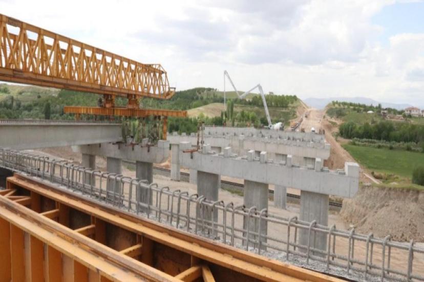 DEPREM BÖLGESİNE YÖNELİK YATIRIMLARI HIZ KESMEYECEK  