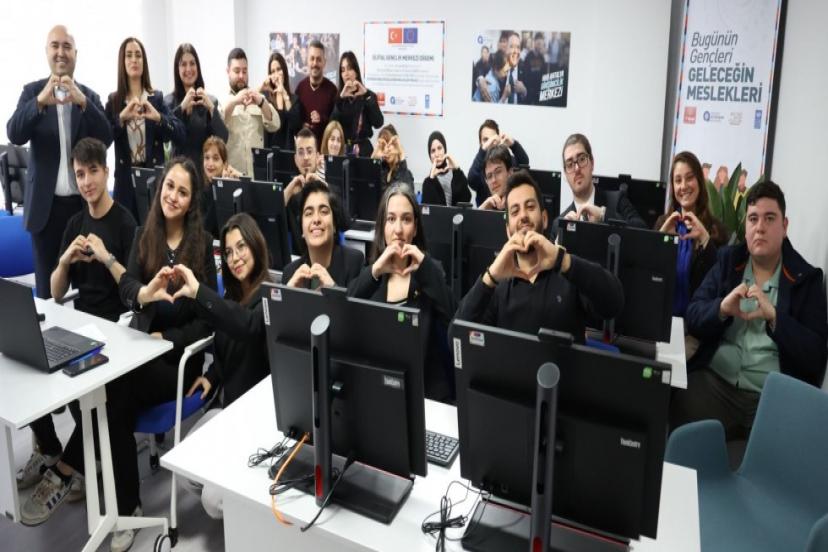 DİJİTAL GENÇLİK MERKEZİ AÇILDI