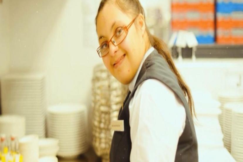 DOWN SENDROMLU BEYZA NUR ÇALIŞTIĞI OTELİN VAZGEÇİLMEZ PERSONELİ OLDU