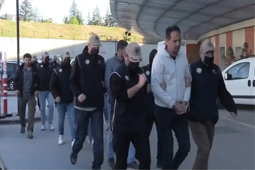 FETÖ OPERASYONUNDA 62 İLDE DÜĞMEYE BASILDI