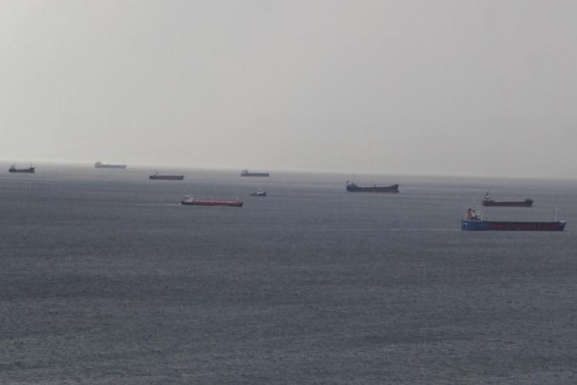 FIRTINADAN KAÇAN GEMİLER SİNOP LİMANI'NA DEMİRLENDİ