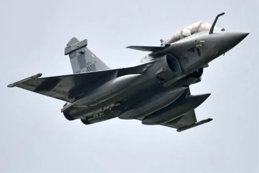 FRANSA'DA SAVAŞ UÇAKLARI ÇARPIŞTI