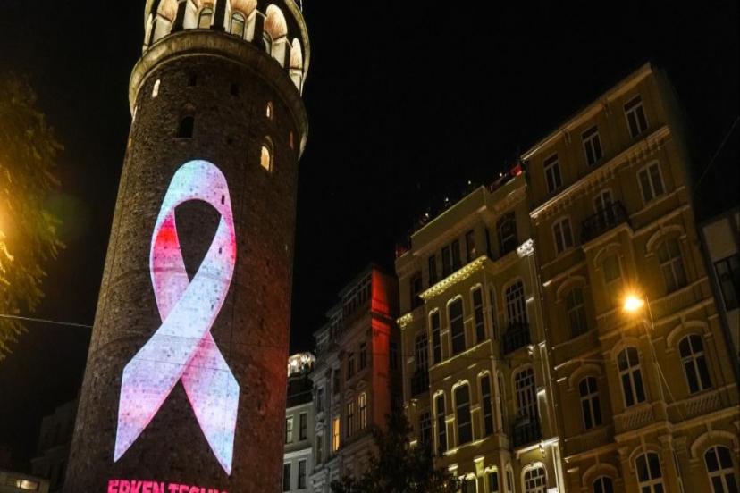 GALATA KULESİ MEME KANSERİNE DİKKAT ÇEKMEK İÇİN PEMBEYE BÜRÜNDÜ