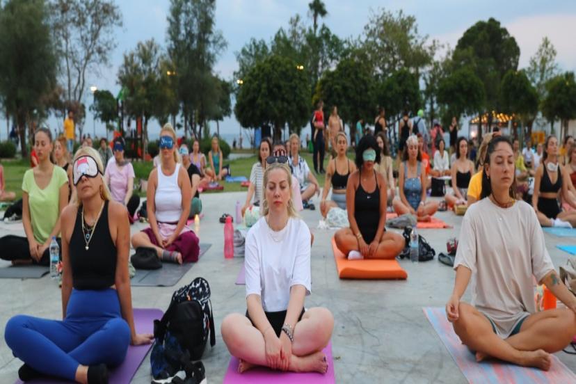 GENÇLER YOGA İLE BULUŞTU