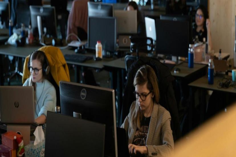 GÜRÜLTÜLÜ ORTAMLARDA DAHA İYİ DUYMANIN BASİT YOLU 