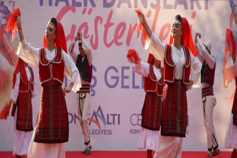 HALK DANSLARININ RİTMİ KONYAALTI’NDA YAŞANDI