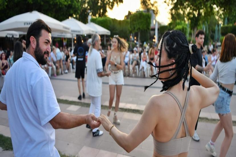 HER PAZAR SOKAKTA DANS VAR