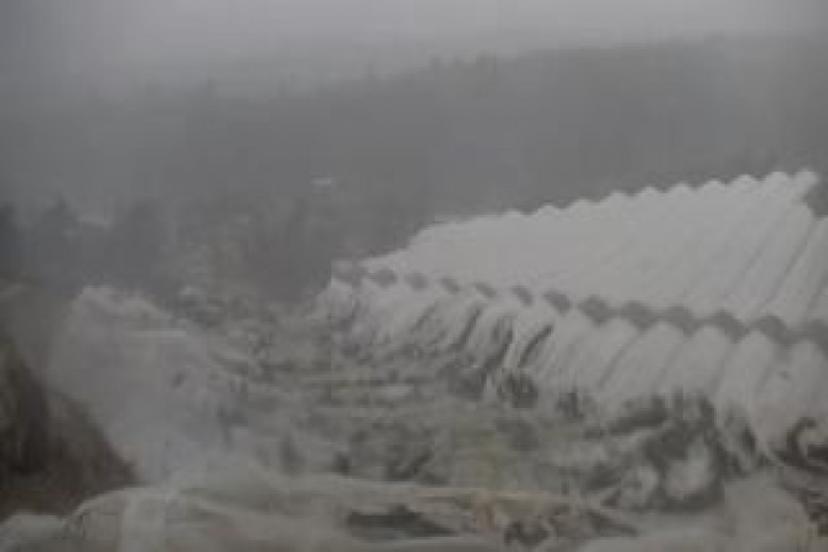 HORTUM MUZ SERALARINI YERLE BİR ETTİ