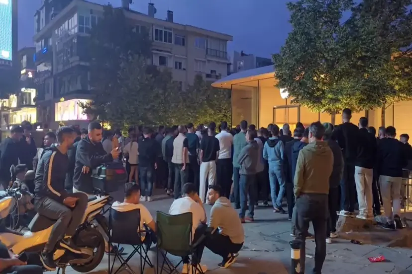 İPHONE 16 İÇİN GECEYARISI KUYRUĞA GİRENLERİN KİM OLDUKLARI ORTAYA ÇIKTI