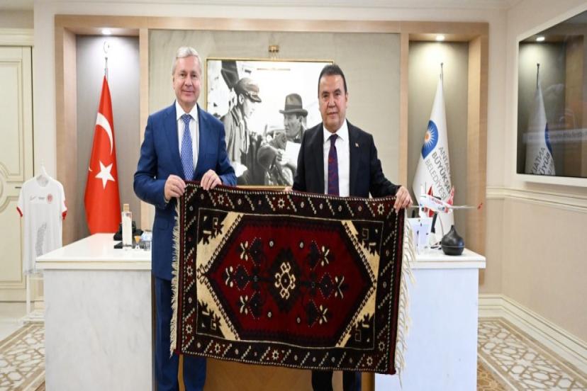 İŞ BİRLİKLERİ HAKKINDA GÖRÜŞ ALIŞVERİŞİNDE BULUNULDU