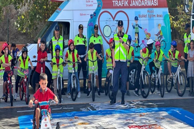  JANDARMADAN ÇOCUKLARA TRAFİK EĞİTİMLERİ