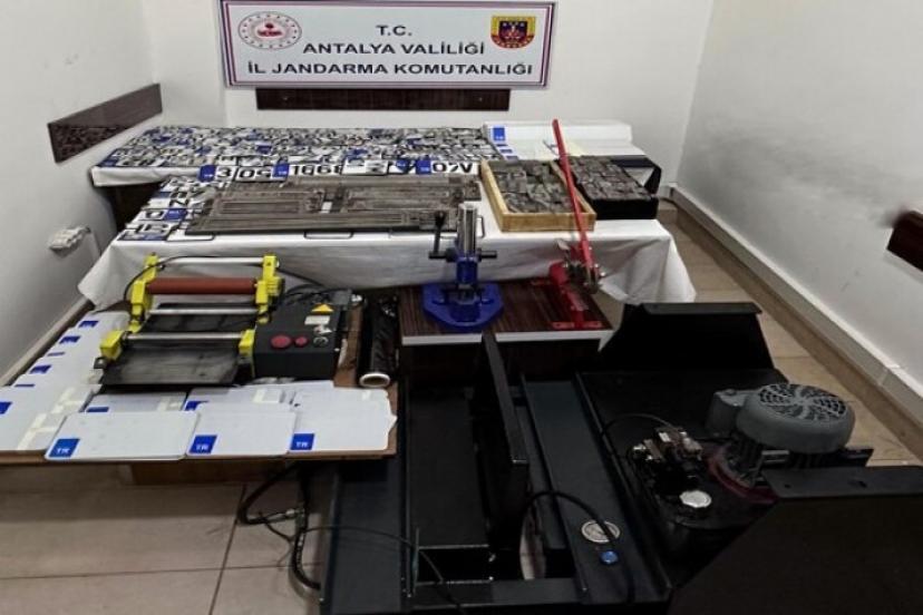 JANDARMADAN SAHTE PLAKA ATÖLYESİNE OPERASYON