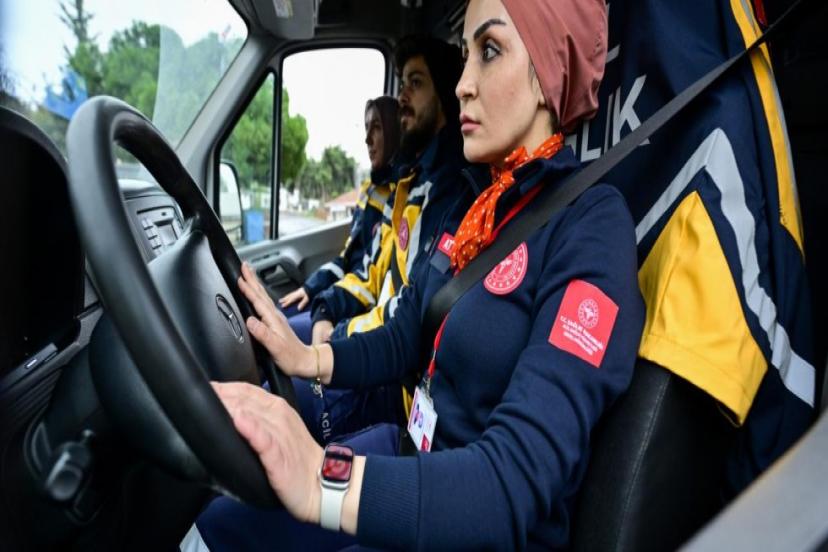KADIN AMBULANS ŞOFÖRLERİ HAYAT KURTARMAK İÇİN ZAMANLA YARIŞIYOR