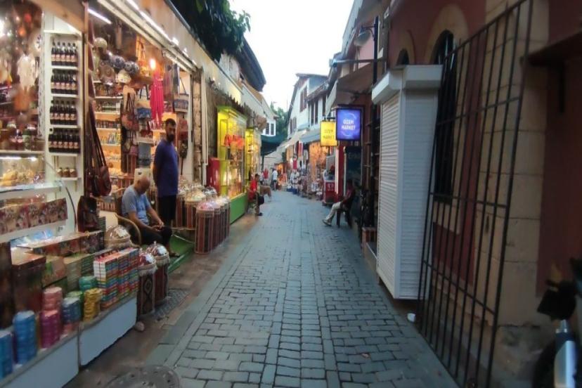 KALEİÇİ ESNAFI ADETA SİNEK AVLIYOR