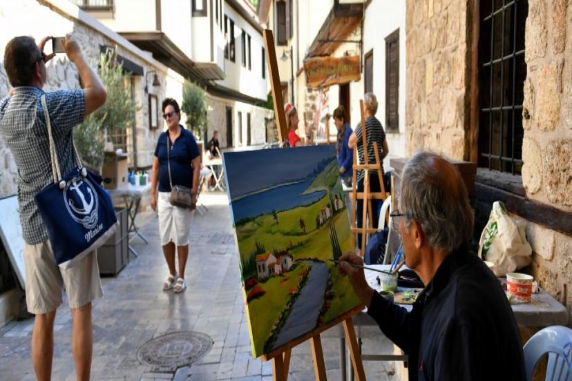 KALEİÇİ SANATLA RENKLENDİ 